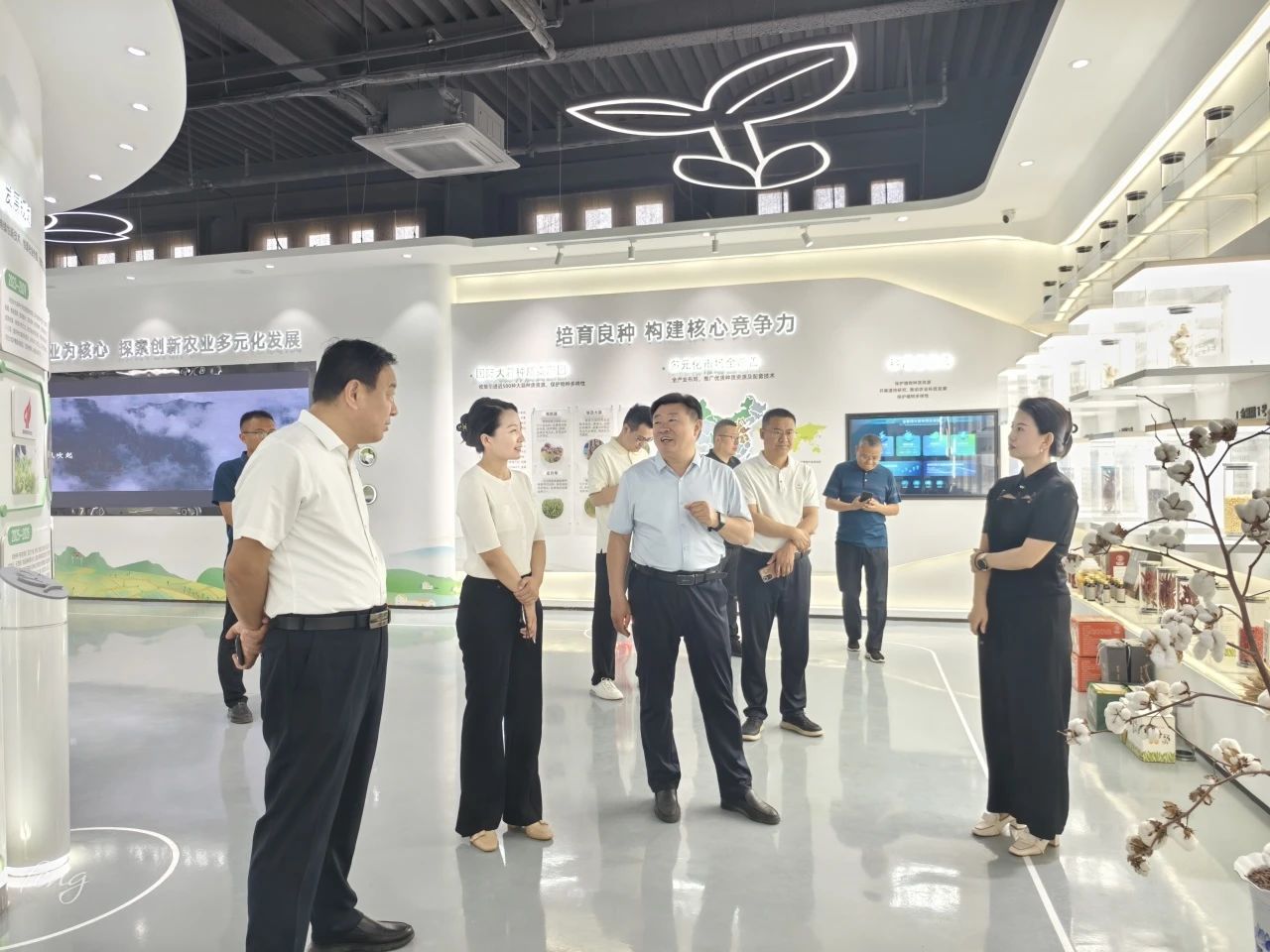 東平縣政協黨組成員、秘書長范思安來山東省金春雨種業科技有限公司調研