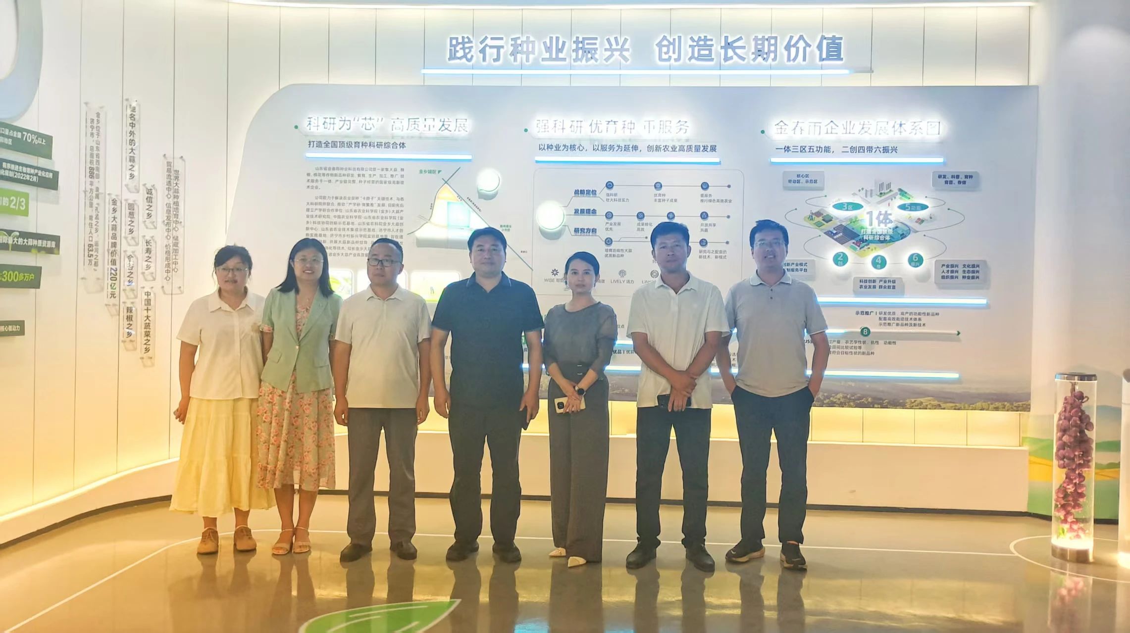 濟寧學院合作發展辦公室副主任史繼軍一行蒞臨金春雨種業考察交流